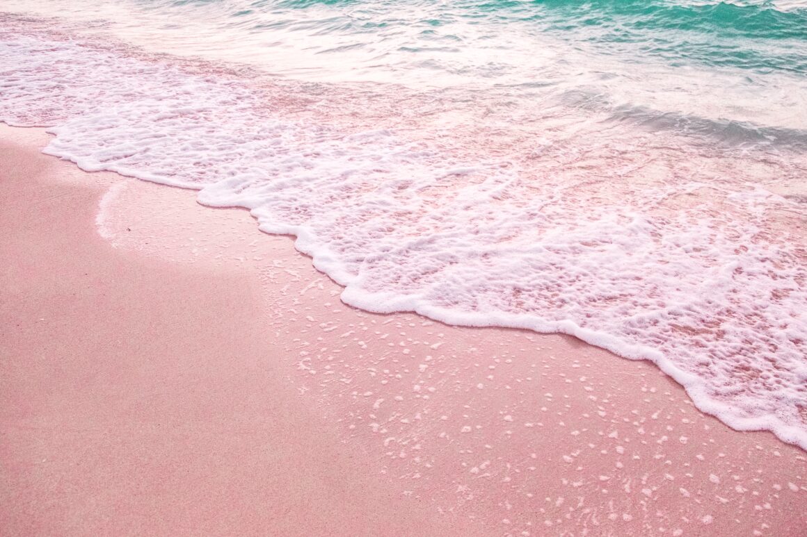 pogled na plažu sa ruđičastim pijeskom